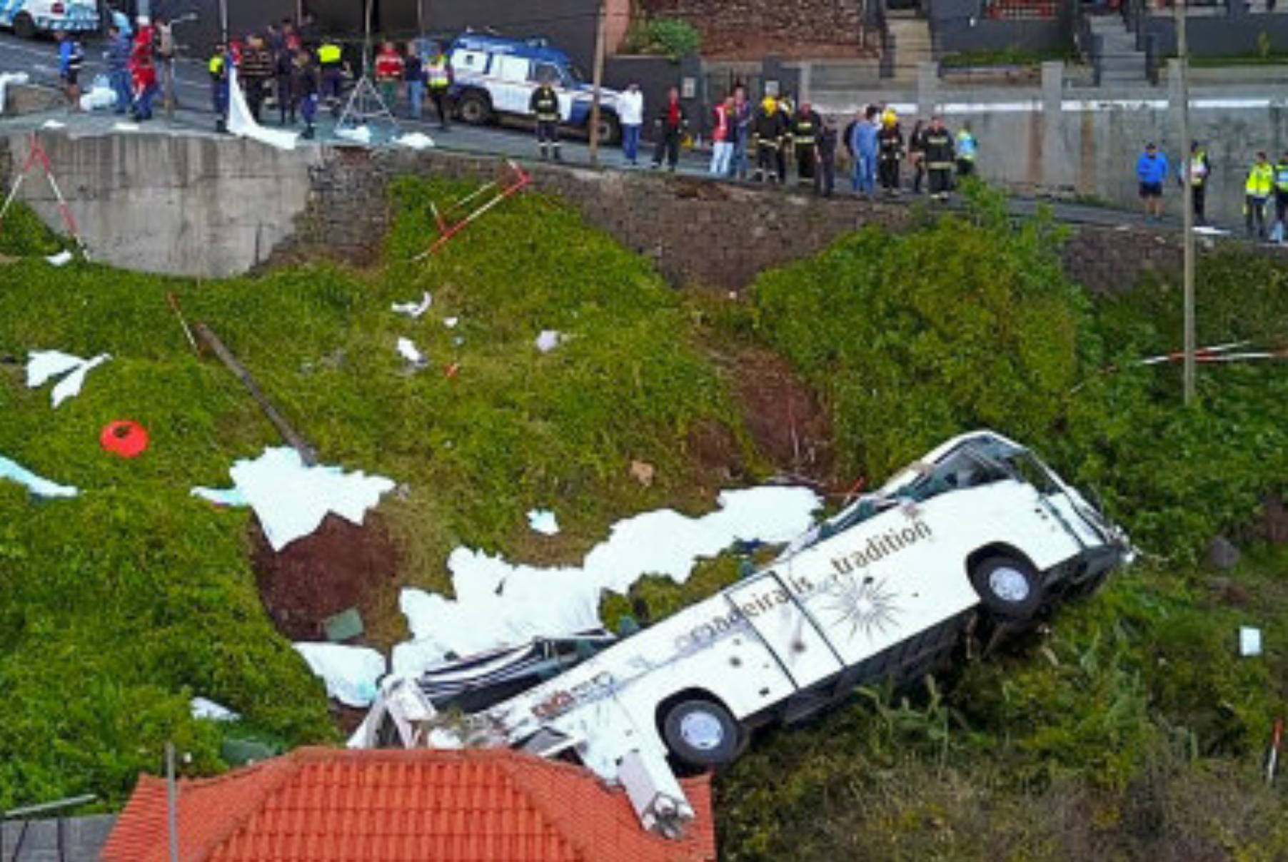 29 fólk doyðu, tá ein bussur fór út av vegnum í býnum cancico á frítíðaroynni Madeira í gjárkvøldið. – Mynd: Stringer/Ritzau Scanpix