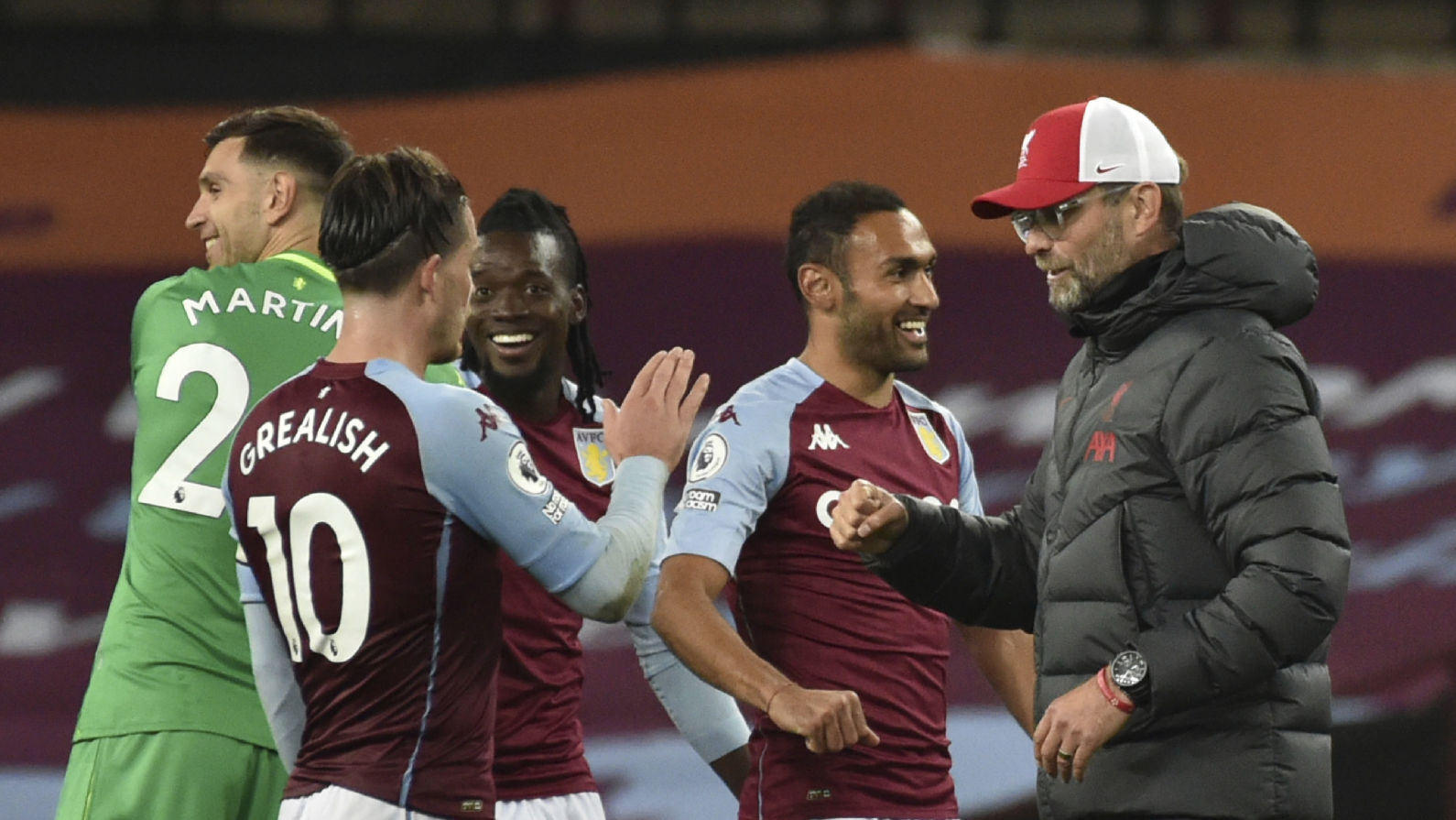 Jürgen Klopp og Liverpool skuldu eftir ætlan spæla FA Cup dyst móti Aston Villa fríggjakvøldið, men av Korona-ávum verður dysturin helst avlýstur