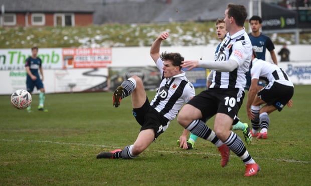 Her skorar Mike Calvaley seinna málið hjá Chorley FC móti Derby County í minniliga FA Cup dystinum ígjár