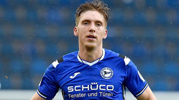 Jóan Símun Edmundsson og liðfelagarnir í Arminia Bielefeld halda fast við oddasessin í 2. bundesligu aftaná 1-0 heimasigur á Stuttgart