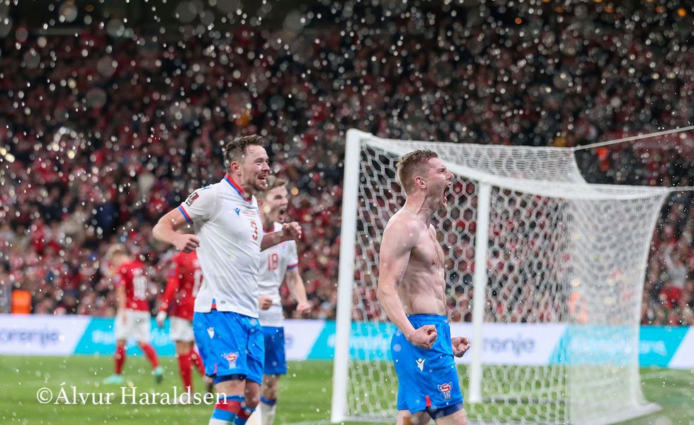 Klæmint A. Olsen er nú søguligur toppskjútti hjá landsliðnum saman við Rógva Jacobsen við 10 málum. Næstu ferð hann skorar á landsliðnum eigur hann metið einsamallur Klæmint A. Olsen er nú søguligur toppskjútti hjá landsliðnum saman við Rógva Jacobsen við 10 málum. Næstu ferð hann skorar á landsliðnum eigur hann metið einsamallur