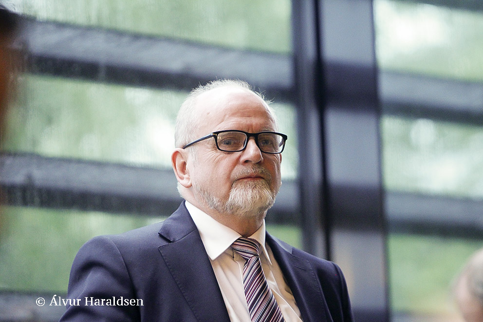 Nýggi tingformaðurin á tíðindafundi í morgun har samgonguskjalið bleiv undirskrivað